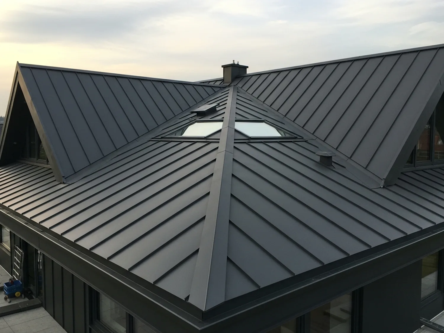Réalisation : Toiture zinc joint debout — Commercial / Tertiaire